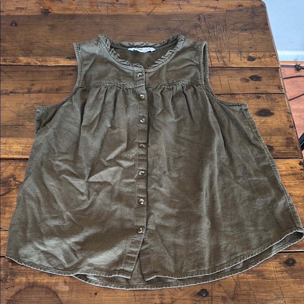 Sleeveless Button-Up Blouse in Olive